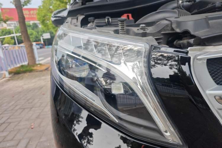 Used Mercedes-Benz V-Class 2017 V 260 L Prestige Extended Edition Right Front Headlight