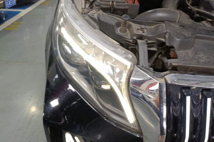 Used Mercedes-Benz V-Class 2017 V 260 Avantgarde Edition Right Front Headlight