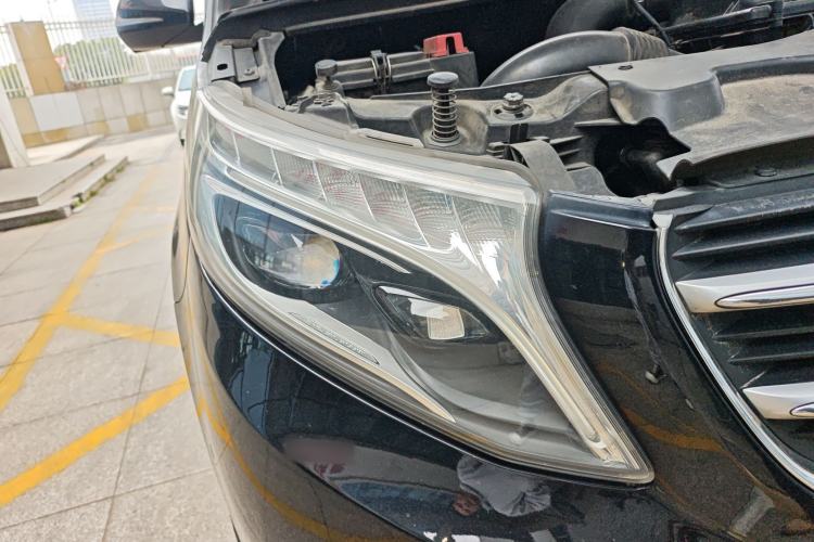 Used Mercedes-Benz V-Class 2017 V 260 Avantgarde Edition Right Front Headlight