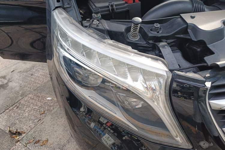 Used Mercedes-Benz V-Class 2017 V 260 Avantgarde Edition Right Front Headlight