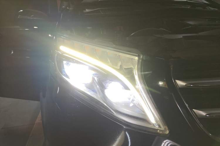 Used Mercedes-Benz V-Class 2017 V 260 Avantgarde Edition Right Front Headlight