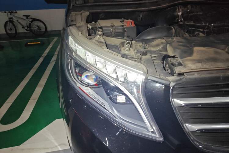Used Mercedes-Benz V-Class 2017 V 260 Avantgarde Edition Right Front Headlight
