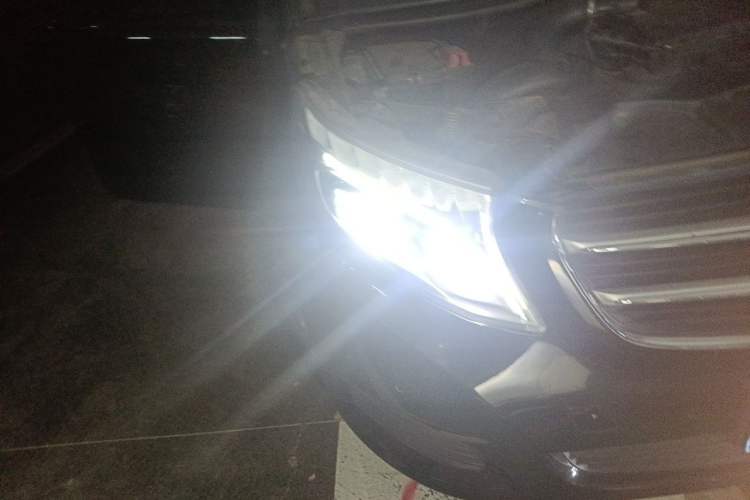 Used Mercedes-Benz V-Class 2017 V 260 Avantgarde Edition Right Front Headlight
