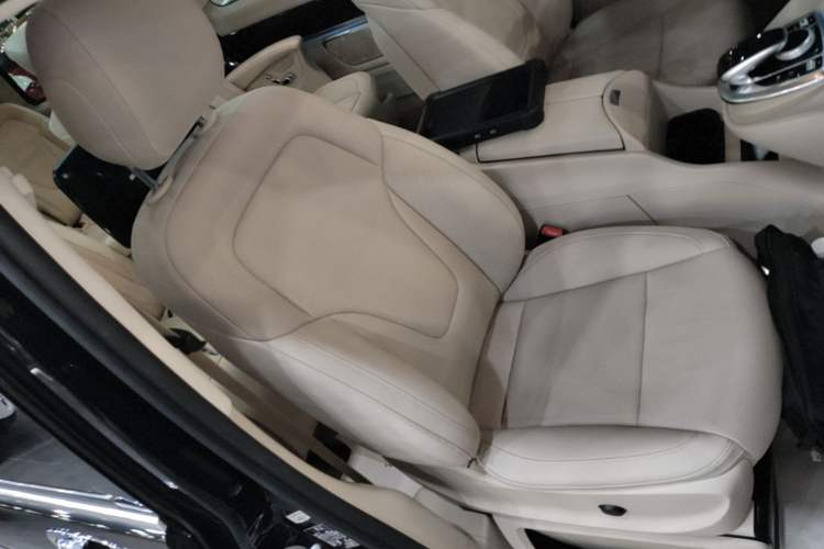 Used Mercedes-Benz V-Class 2017 V 260 L Prestige Extended Edition Right Front Seat