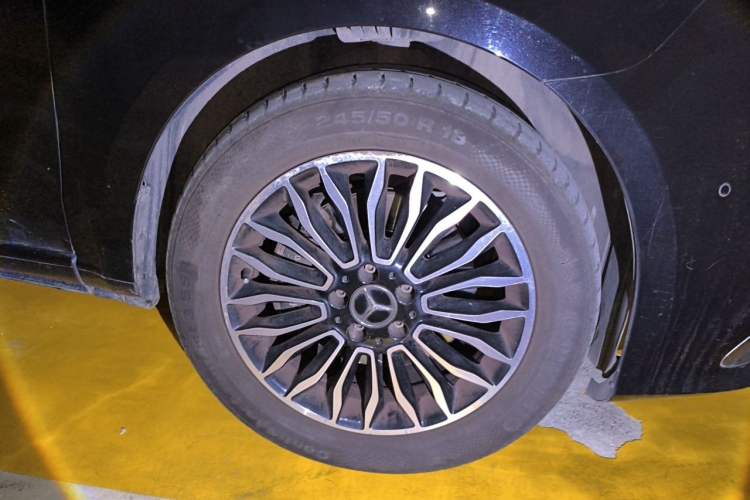 Used Mercedes-Benz V-Class 2017 V 260 L Prestige Extended Edition Right Front Wheel Hub