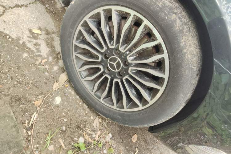 Used Mercedes-Benz V-Class 2017 V 260 L Prestige Extended Edition Right Front Wheel Hub