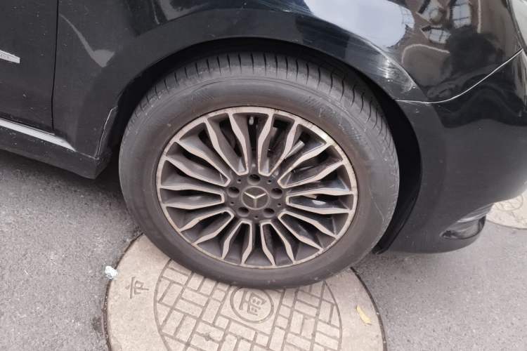 Used Mercedes-Benz V-Class 2017 V 260 L Prestige Extended Edition Right Front Wheel Hub