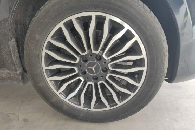 Used Mercedes-Benz V-Class 2017 V 260 L Prestige Extended Edition Right Front Wheel Hub