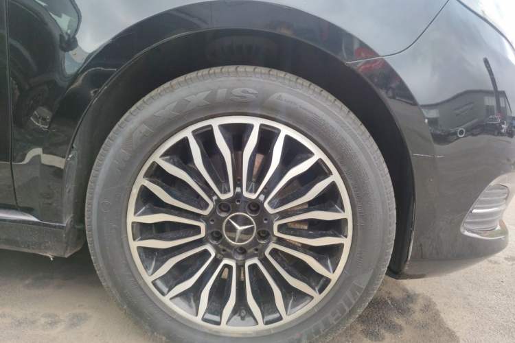 Used Mercedes-Benz V-Class 2017 V 260 L Prestige Extended Edition Right Front Wheel Hub