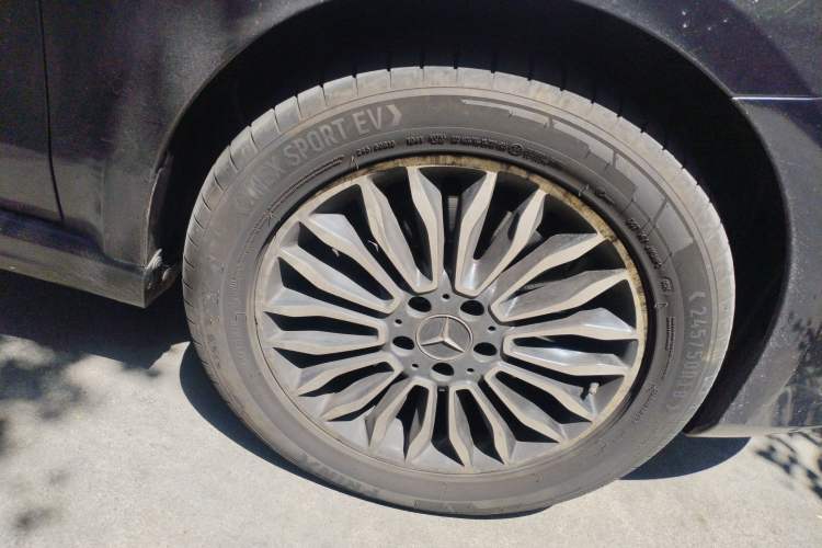 Used Mercedes-Benz V-Class 2017 V 260 Prestige Edition Right Front Wheel Hub