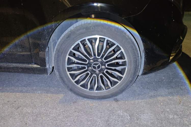 Used Mercedes-Benz V-Class 2017 V 260 L Prestige Extended Edition Right Front Wheel Hub