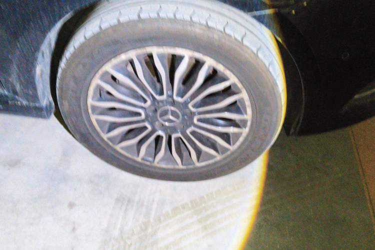Used Mercedes-Benz V-Class 2017 V 260 L Prestige Extended Edition Right Front Wheel Hub