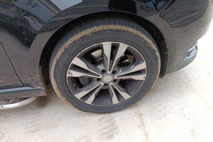 Used Mercedes-Benz V-Class 2017 V 260 L Prestige Extended Edition Right Front Wheel Hub