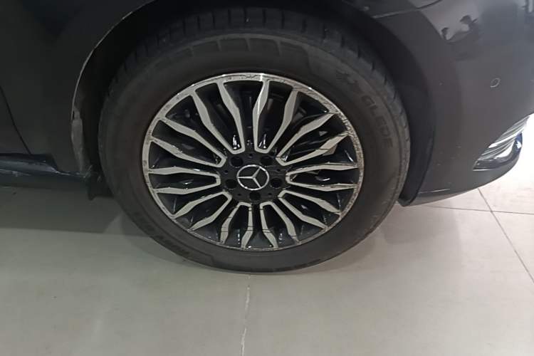Used Mercedes-Benz V-Class 2017 V 260 L Prestige Extended Edition Right Front Wheel Hub