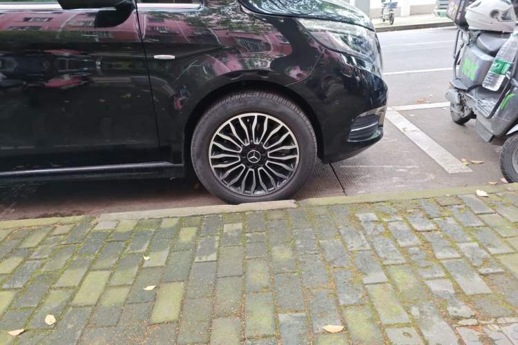 Used Mercedes-Benz V-Class 2017 V 260 L Prestige Extended Edition Right Front Wheel Hub