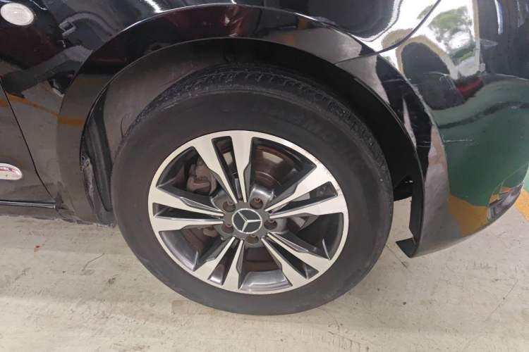 Used Mercedes-Benz V-Class  Right Front Wheel Hub
