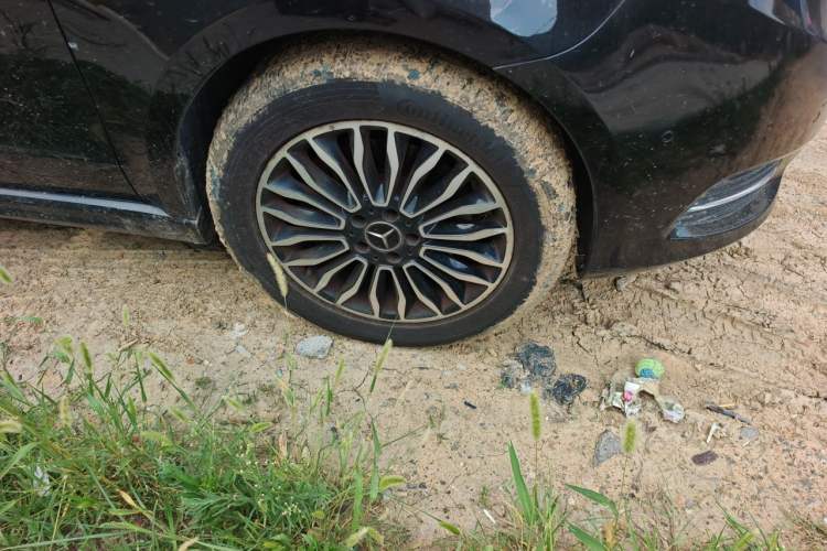 Used Mercedes-Benz V-Class 2017 V 260 L Prestige Extended Edition Right Front Wheel Hub