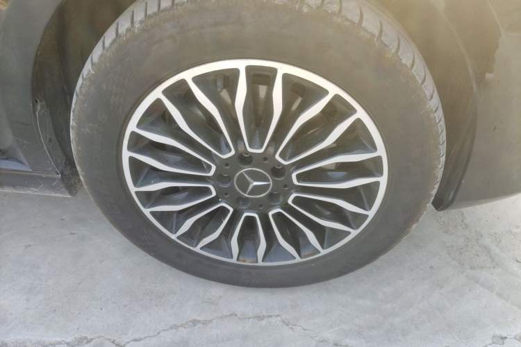 Used Mercedes-Benz V-Class 2017 V 260 L Prestige Extended Edition Right Front Wheel Hub