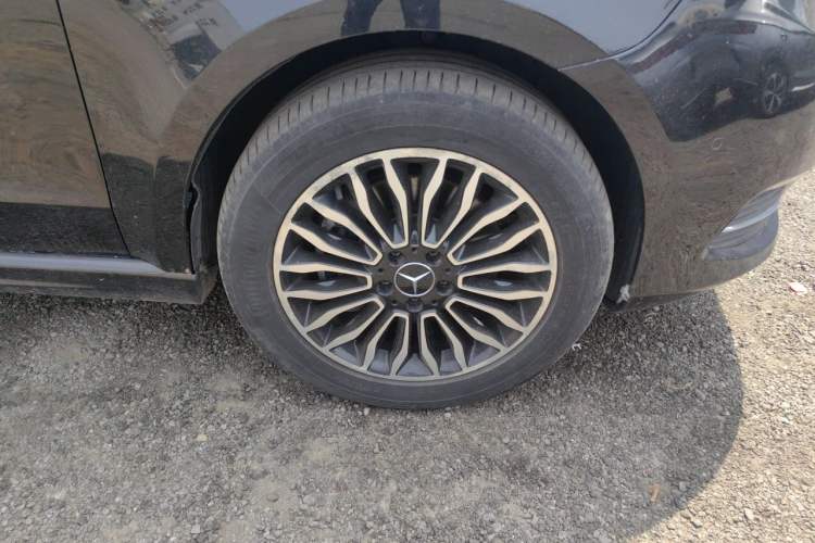Used Mercedes-Benz V-Class 2017 V 260 L Prestige Extended Edition Right Front Wheel Hub