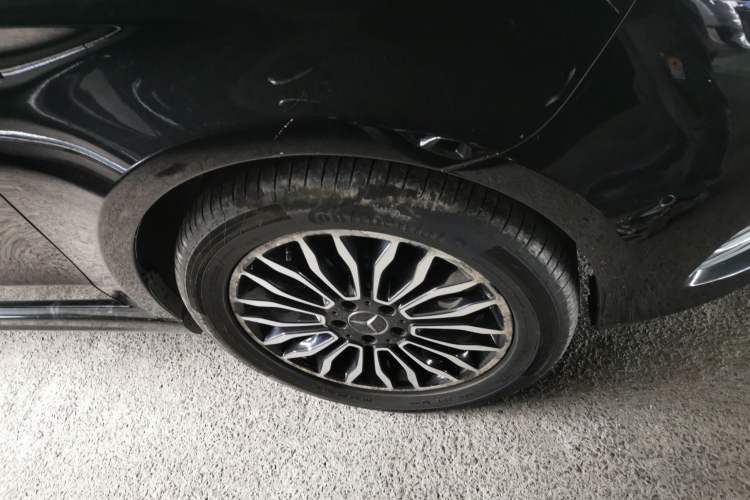 Used Mercedes-Benz V-Class 2017 V 260 L Prestige Extended Edition Right Front Wheel Hub