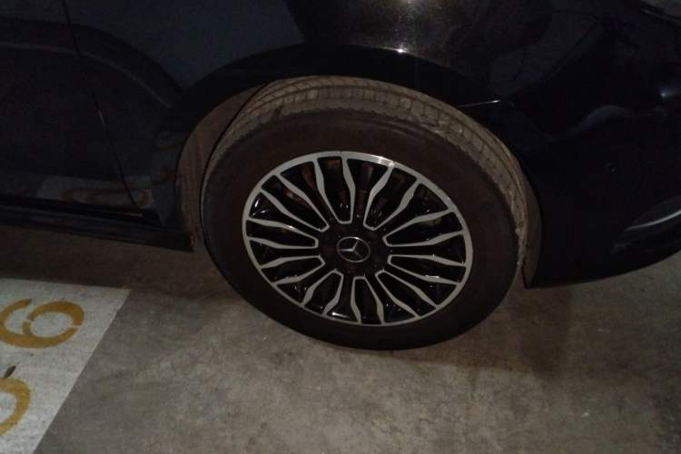 Used Mercedes-Benz V-Class 2017 V 260 L Prestige Extended Edition Right Front Wheel Hub