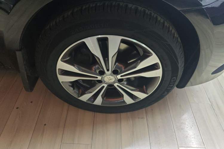Used Mercedes-Benz V-Class 2017 V 260 Prestige Edition Right Front Wheel Hub