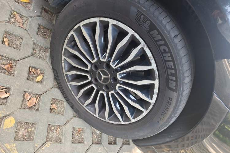Used Mercedes-Benz V-Class 2017 V 260 Prestige Edition Right Front Wheel Hub