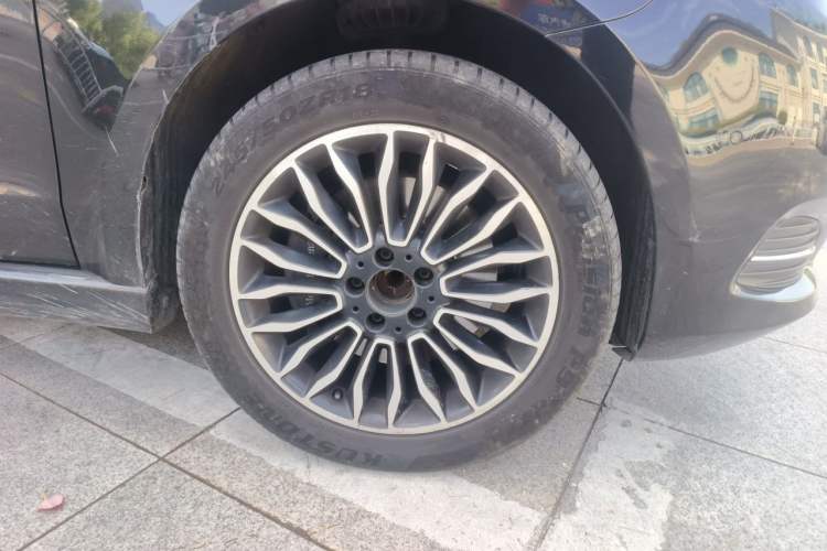 Used Mercedes-Benz V-Class 2017 V 260 L Prestige Extended Edition Right Front Wheel Hub