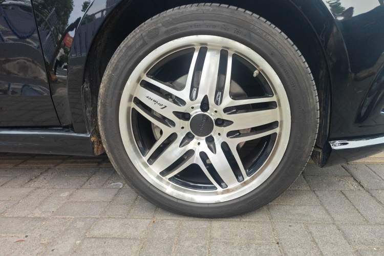 Used Mercedes-Benz V-Class 2017 V 260 L Prestige Extended Edition Right Front Wheel Hub