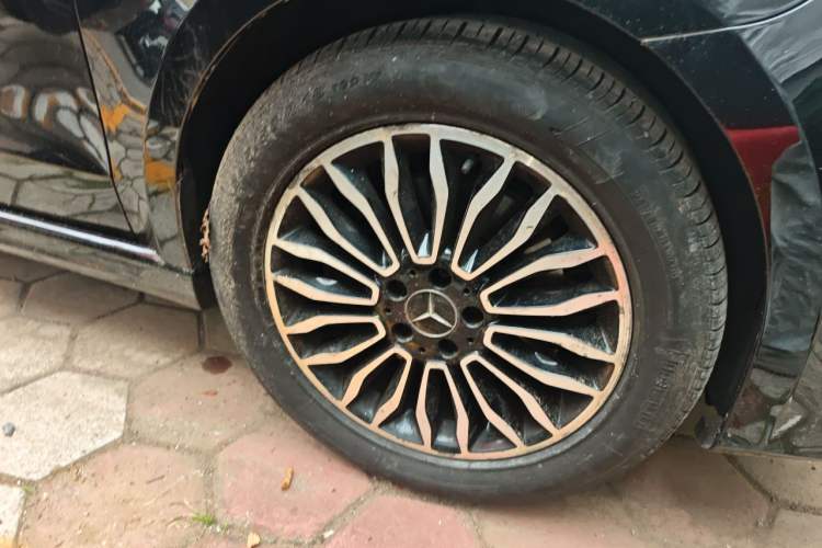 Used Mercedes-Benz V-Class 2017 V 260 L Prestige Extended Edition Right Front Wheel Hub