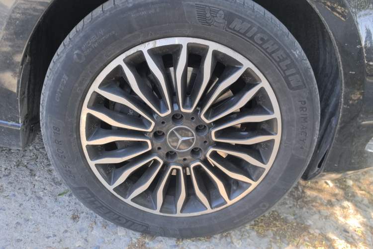Used Mercedes-Benz V-Class 2017 V 260 L Prestige Extended Edition Right Front Wheel Hub