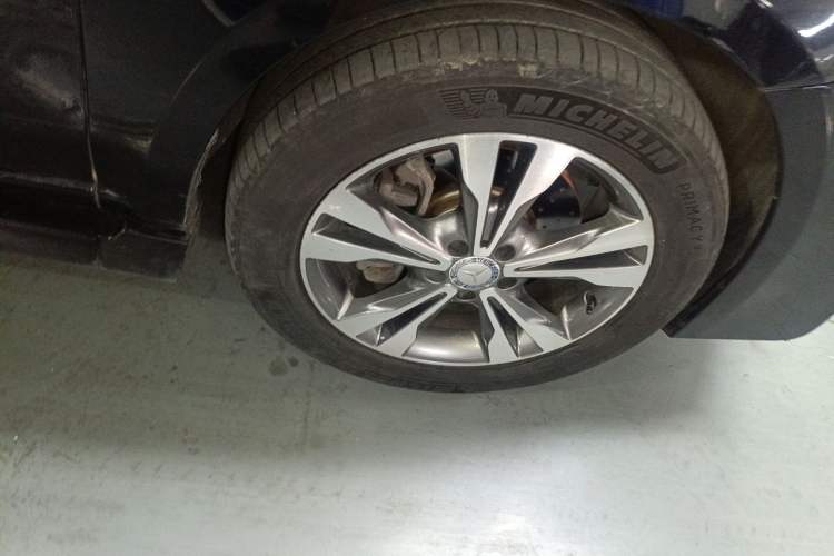 Used Mercedes-Benz V-Class 2017 V 260 Avantgarde Edition Right Front Wheel Hub