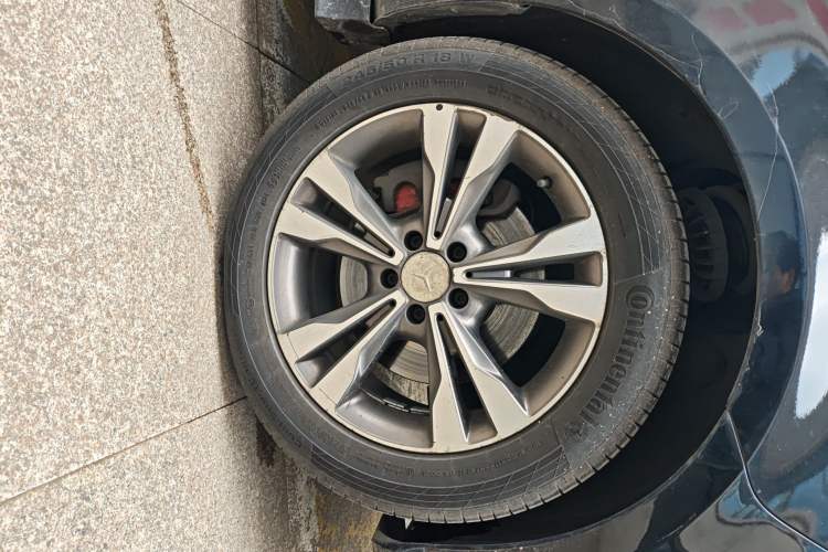Used Mercedes-Benz V-Class 2017 V 260 Avantgarde Edition Right Front Wheel Hub