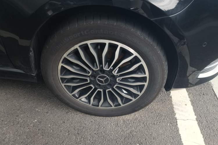 Used Mercedes-Benz V-Class 2017 V 260 Prestige Edition Right Front Wheel Hub