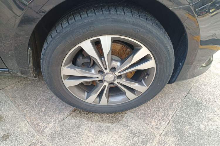 Used Mercedes-Benz V-Class 2017 V 260 Avantgarde Edition Right Front Wheel Hub