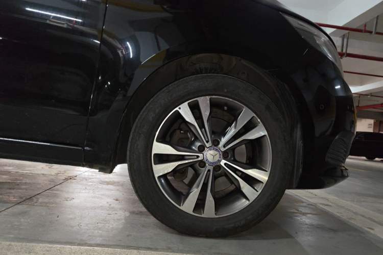 Used Mercedes-Benz V-Class 2017 V 260 Avantgarde Edition Right Front Wheel Hub