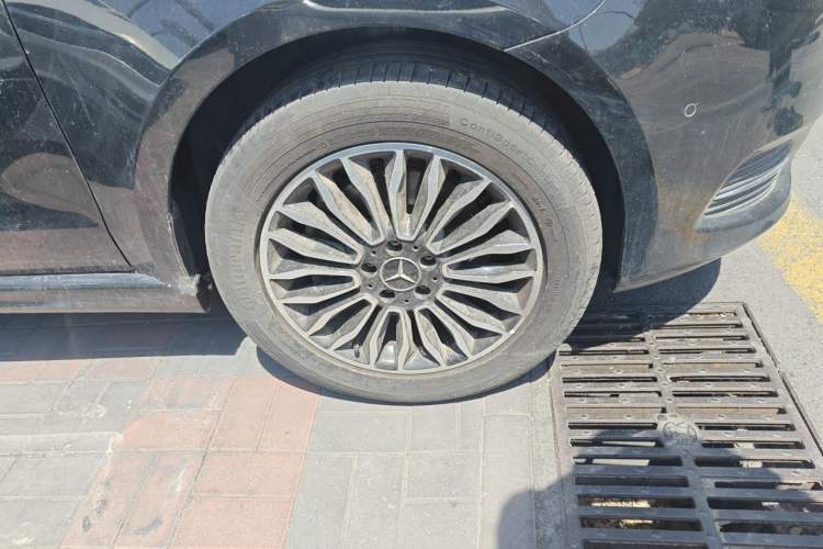 Used Mercedes-Benz V-Class 2017 V 260 L Prestige Extended Edition Right Front Wheel Hub