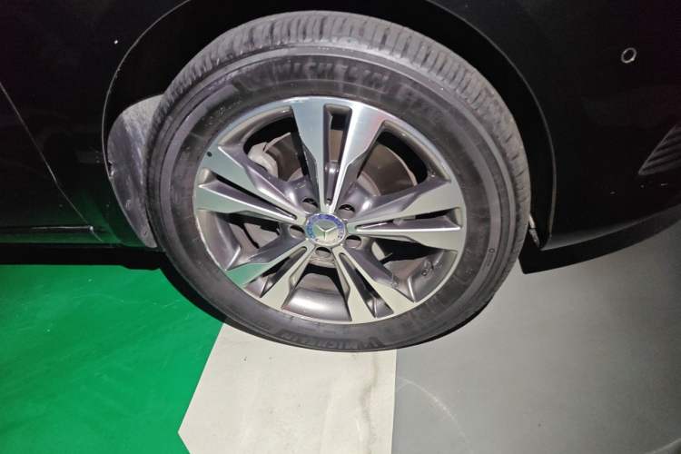 Used Mercedes-Benz V-Class 2017 V 260 Avantgarde Edition Right Front Wheel Hub