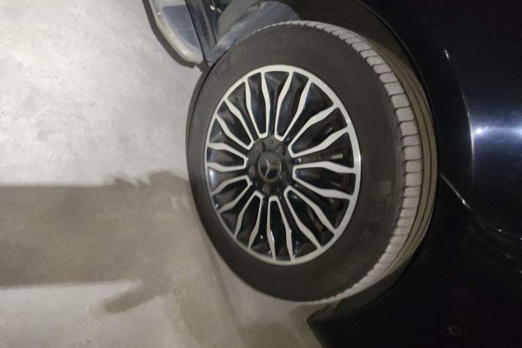 Used Mercedes-Benz V-Class 2017 V 260 L Prestige Extended Edition Right Front Wheel Hub