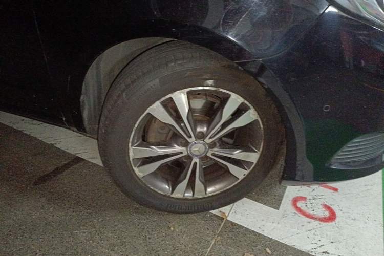 Used Mercedes-Benz V-Class 2017 V 260 Avantgarde Edition Right Front Wheel Hub