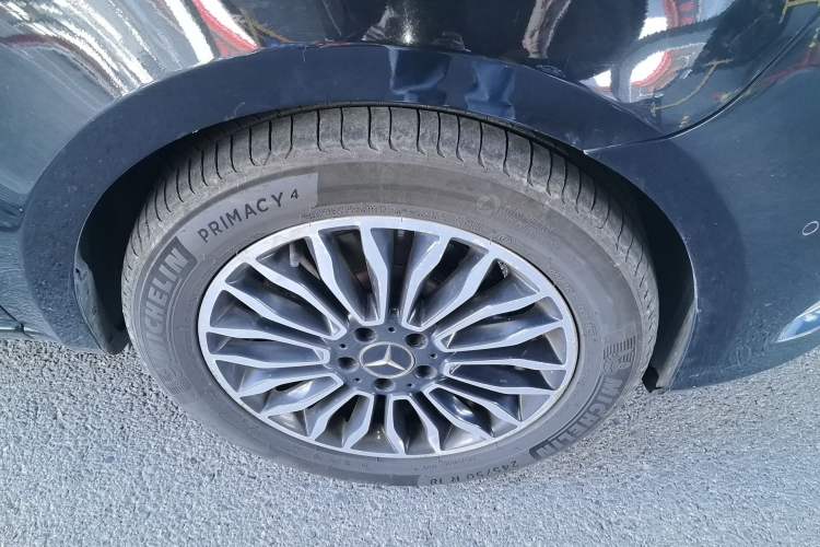 Used Mercedes-Benz V-Class 2017 V 260 L Prestige Extended Edition Right Front Wheel Hub
