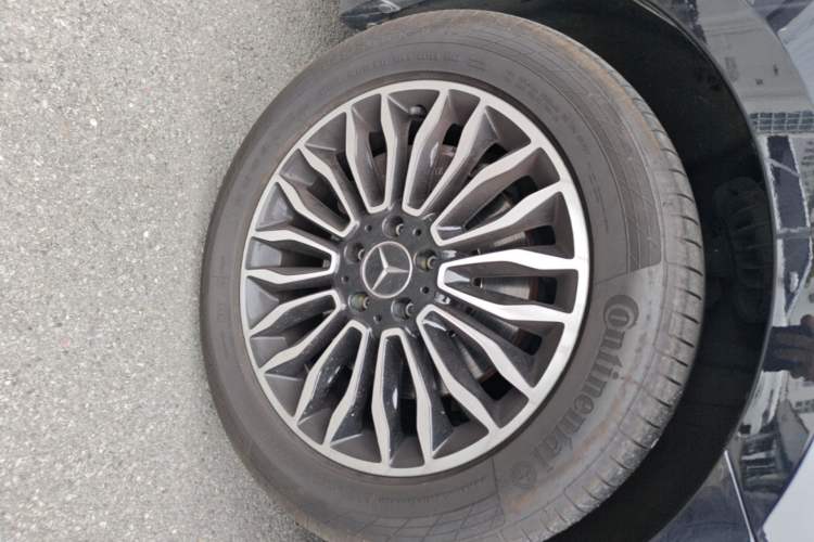 Used Mercedes-Benz V-Class 2017 V 260 L Prestige Extended Edition Right Front Wheel Hub