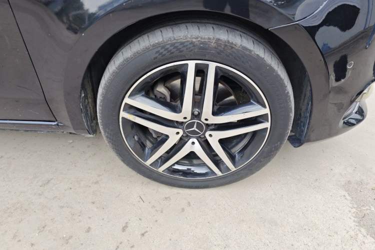 Used Mercedes-Benz V-Class  Right Front Wheel Hub