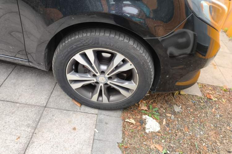 Used Mercedes-Benz V-Class 2017 V 260 Avantgarde Edition Right Front Wheel Hub