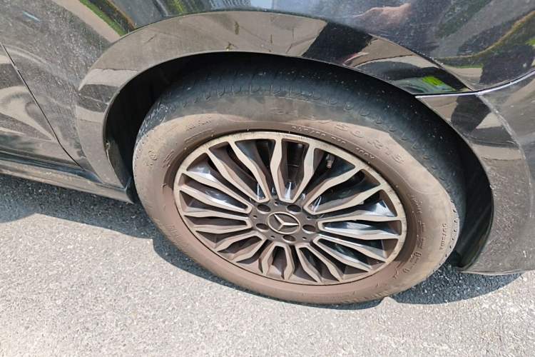 Used Mercedes-Benz V-Class 2017 V 260 L Prestige Extended Edition Right Front Wheel Hub
