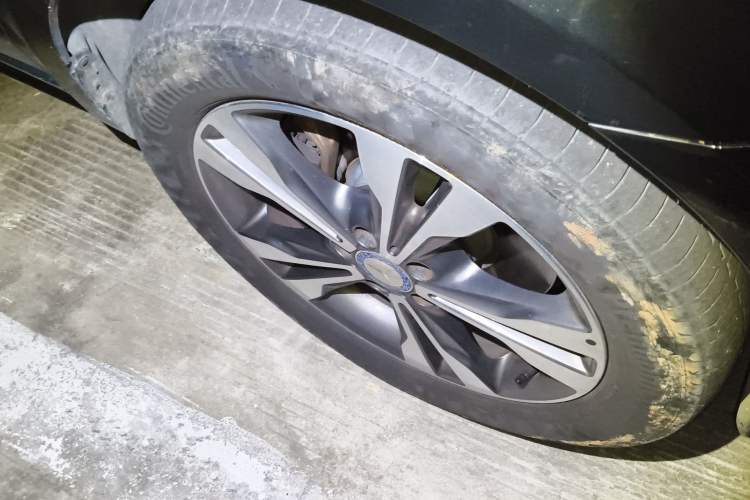 Used Mercedes-Benz V-Class 2017 V 260 Avantgarde Edition Right Front Wheel Hub