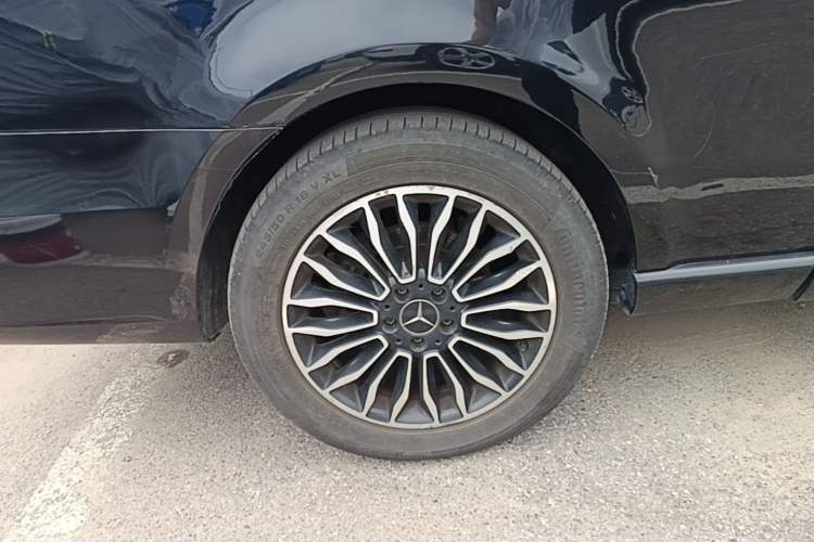 Used Mercedes-Benz V-Class 2017 V 260 L Prestige Extended Edition Right Rear Wheel Hub
