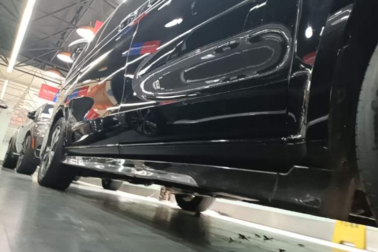 Used Mercedes-Benz V-Class 2017 V 260 Avantgarde Edition Right Side Sill