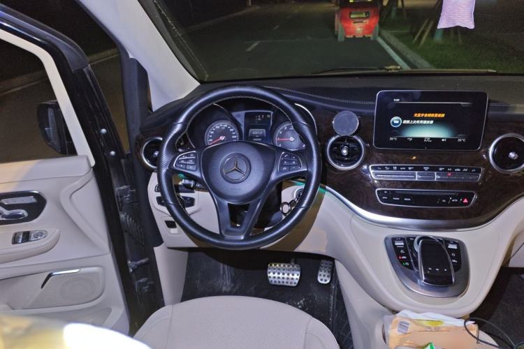 Used Mercedes-Benz V-Class 2017 V 260 L Prestige Extended Edition Steering Wheel