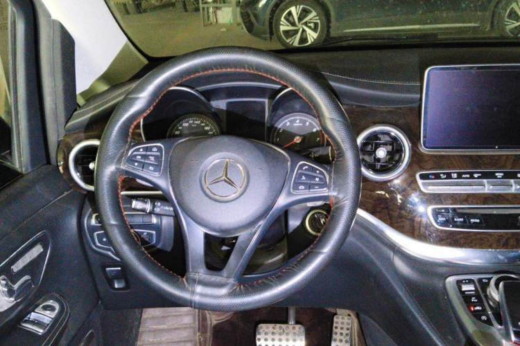 Used Mercedes-Benz V-Class 2017 V 260 L Prestige Extended Edition Steering Wheel